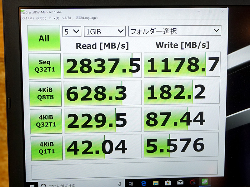 取材時、展示機にはPlextorのSSD「PX-1TM9PeY」が搭載されており、接続したPCでベンチマーク結果が表示されていた