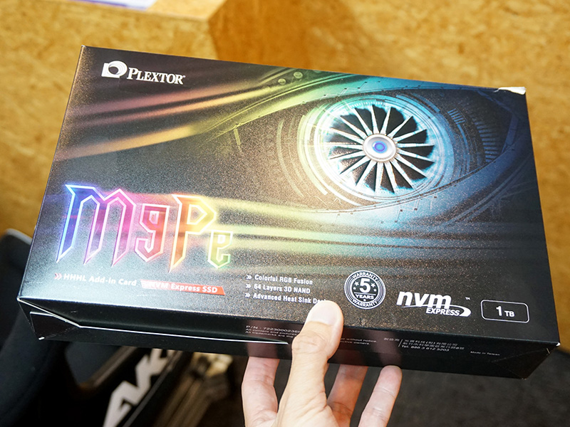 取材時、展示機にはPlextorのSSD「PX-1TM9PeY」が搭載されており、接続したPCでベンチマーク結果が表示されていた