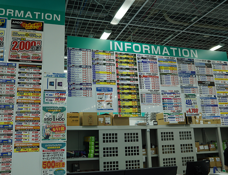 PCパーツコーナー。秋葉原の店舗で見かける価格表もあり