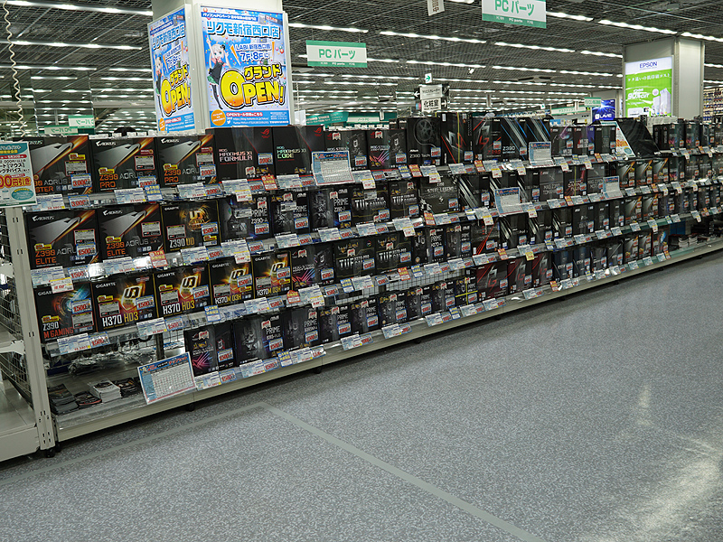 PCパーツコーナー。秋葉原の店舗で見かける価格表もあり