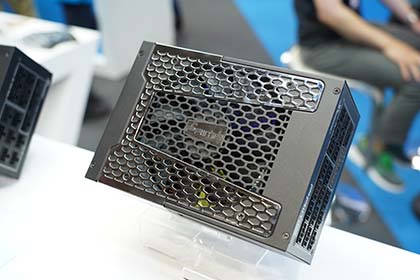 Seasonicは技術力をアピール、ファンレス電源や宇宙船風MOD PCを展示
