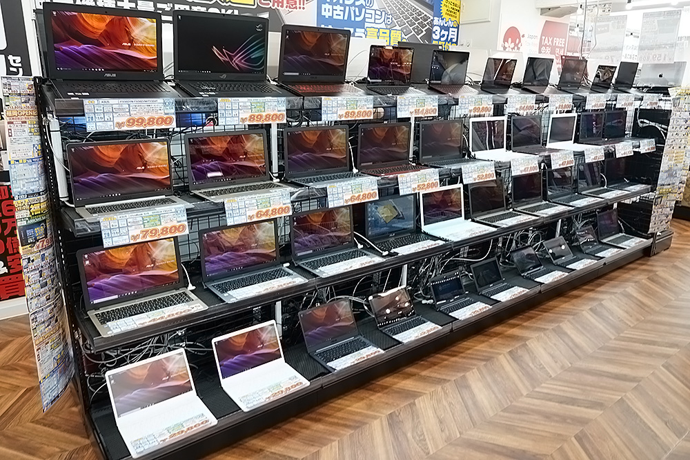中古品ノートPCも多数並べられている