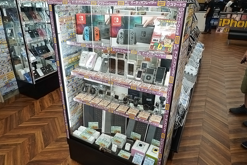 スマートウォッチやiPodのコーナーも用意されていた