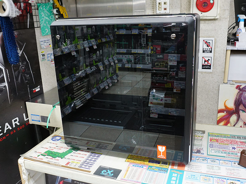 MasterBox CM694 TGは強化ガラスパネルと内部電源カバーを搭載