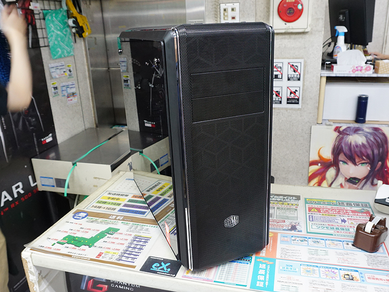 MasterBox CM694 TGは強化ガラスパネルと内部電源カバーを搭載