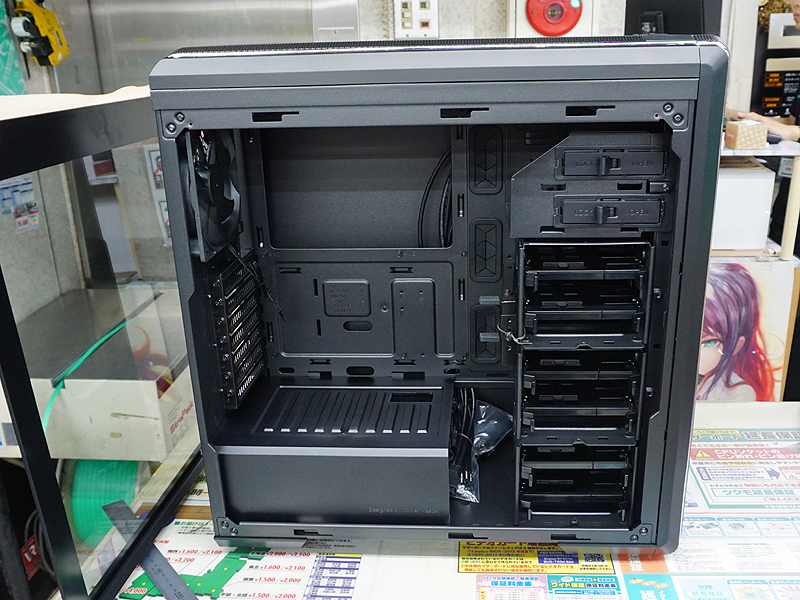 MasterBox CM694 TGは強化ガラスパネルと内部電源カバーを搭載