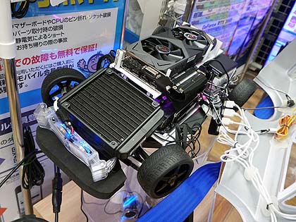 Ryzen 7+水冷仕様の「ラジコンカーPC」が展示中、GPUはRadeon RX 590