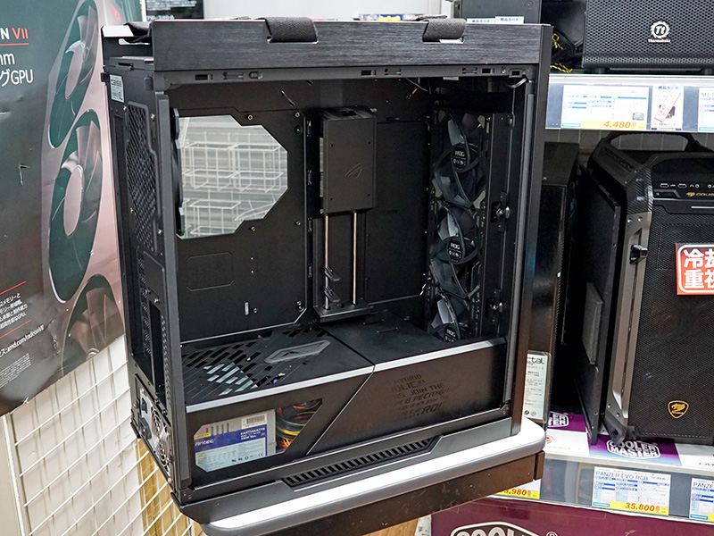左パネル開放。搭載されている電源は展示デモ用のもの