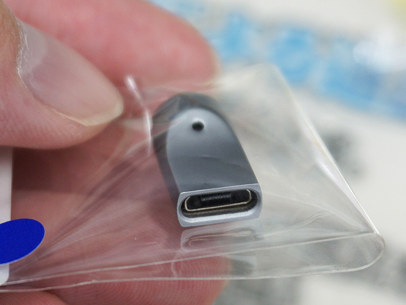 メスコネクタを持ち、USBケーブルを接続する