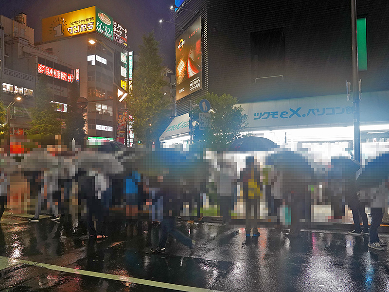 販売解禁後は各マザーボードメーカーによる店頭イベントが開催。イベントを見るために店頭に多くの人が集まった