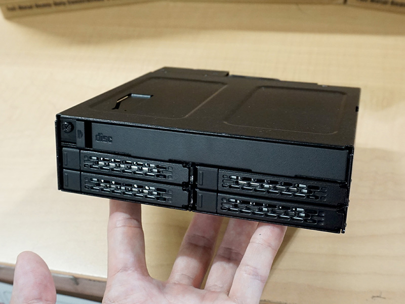 写真は2.5インチベイ数4の「ToughArmor MB604SPO-B」