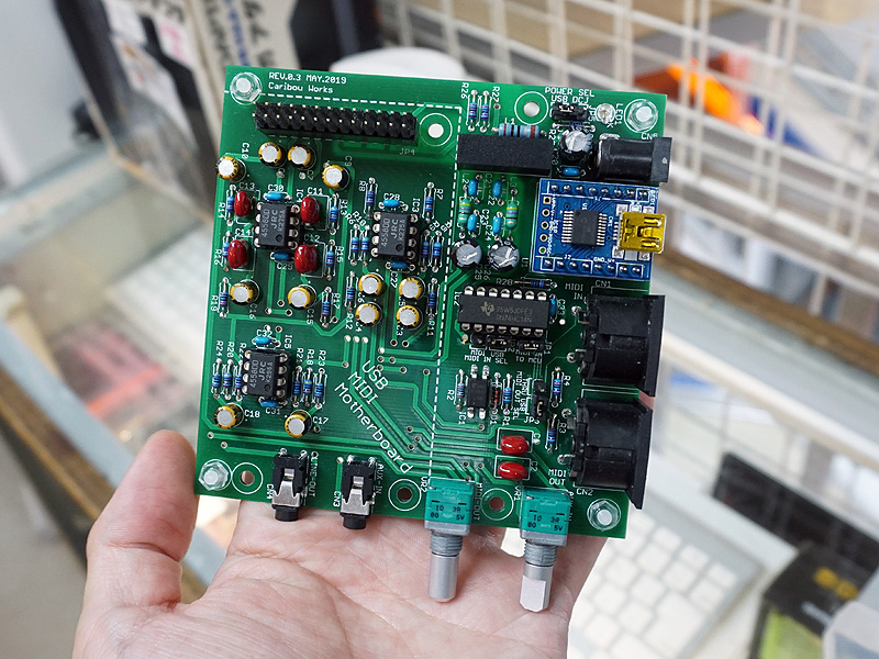 標準構成キットを組み立てた様子。これにドーターカードを装着する