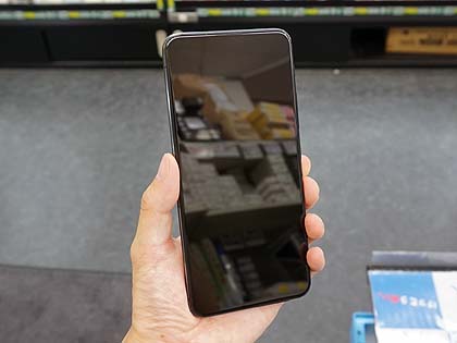 背面カメラがぐるっと回転する6.4型スマホ「ZenFone 6」が直輸入、実売