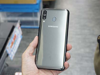 6.7型有機ELやトリプルカメラ搭載の「Galaxy A70」が直輸入、実売