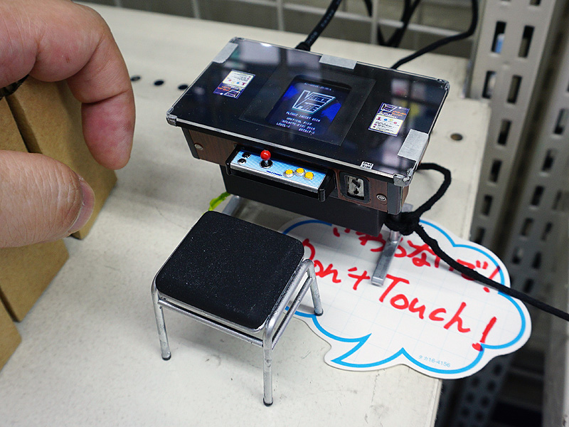 店頭デモ機の様子(Raspberry Pi Zero+液晶HATを内部に搭載)