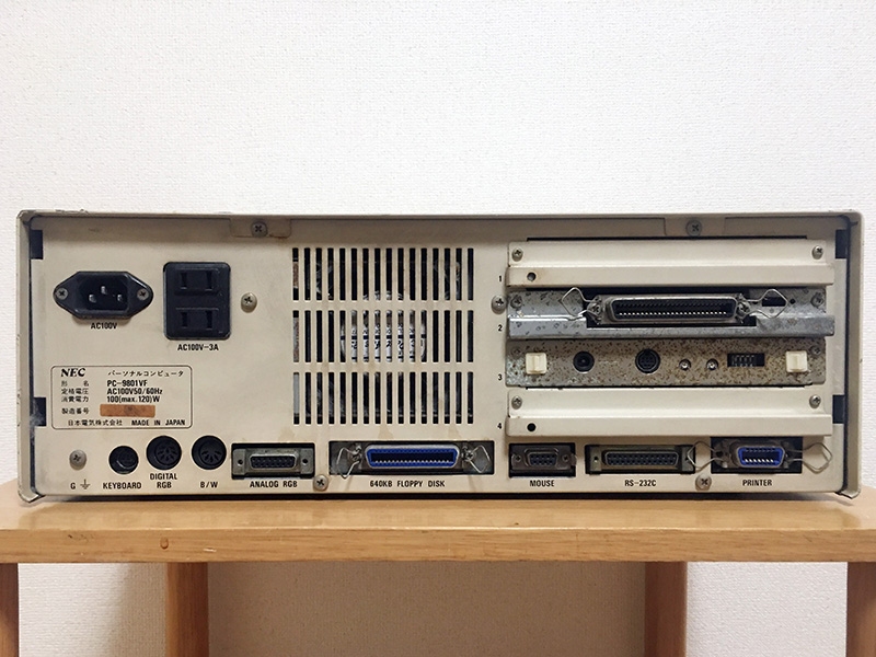 背面は左から、キーボード接続コネクタ、デジタルRGB端子、白黒端子、アナログRGBコネクタ、640KB FDD接続コネクタ、マウスコネクタ、RS-232Cポート、プリンタポートとなっています。