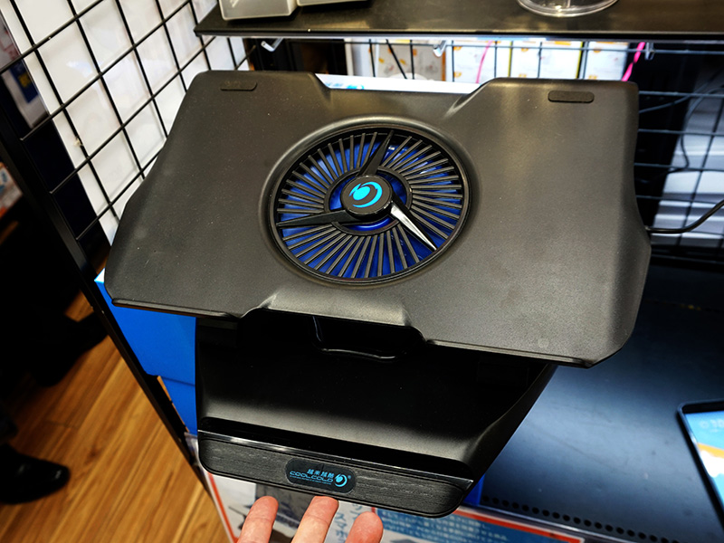 <a href="https://akiba-pc.watch.impress.co.jp/docs/news/news/1176857.html">猫背を改善できるノートPC用冷却スタンド</a>