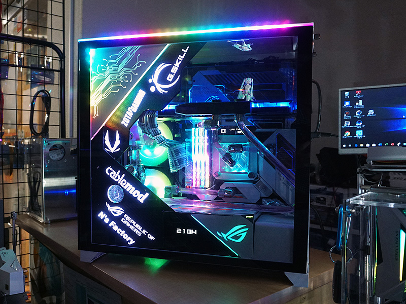 ケース内の右上で初音ミクが踊っている