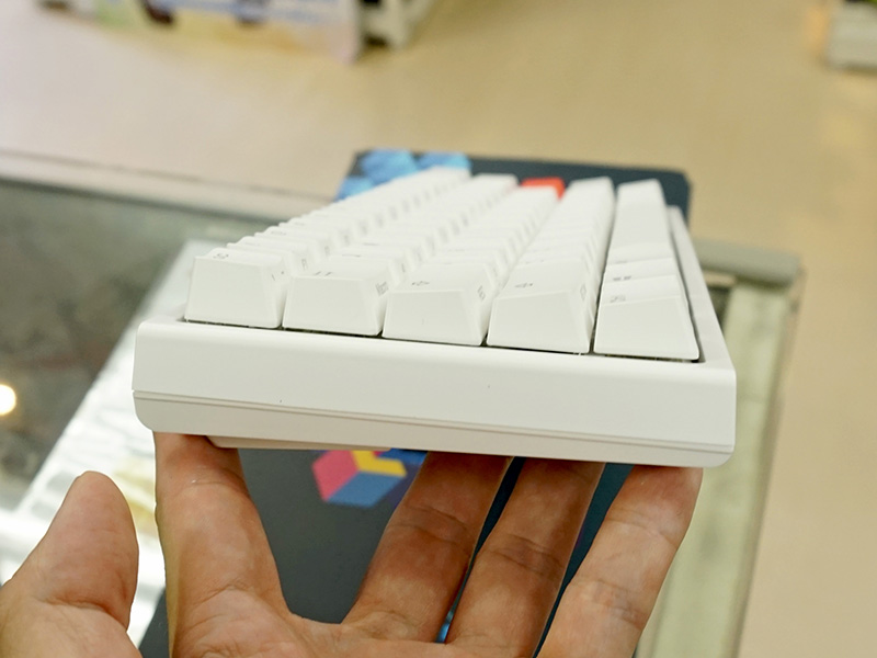 写真はOne 2 Mini Pure White RGB（展示分）