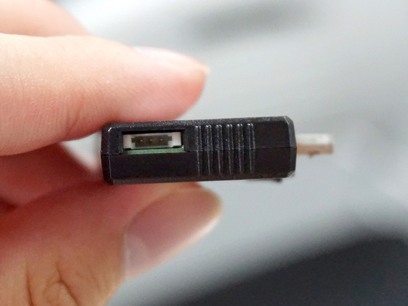 専用の電源コネクタ