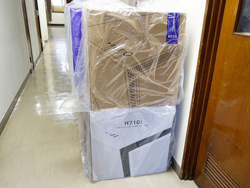 下の白箱がH710iの製品パッケージ。上の茶箱は「H710」