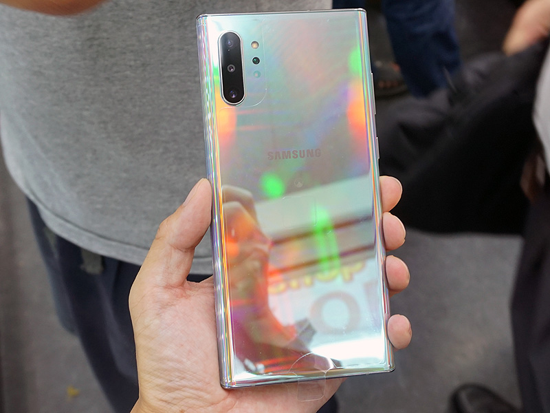 独特な輝きを見せるオーラグローカラー。このカラーでは青色のS Penが付属している