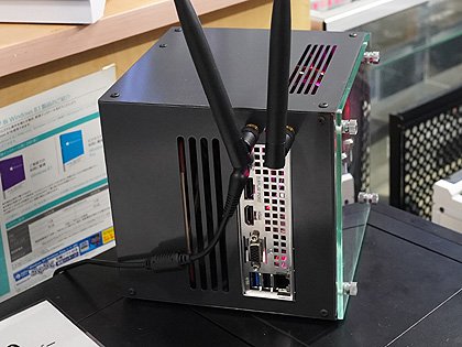 Ryzen向け小型PCキット「DeskMini A300」ベースの水冷PCが展示中