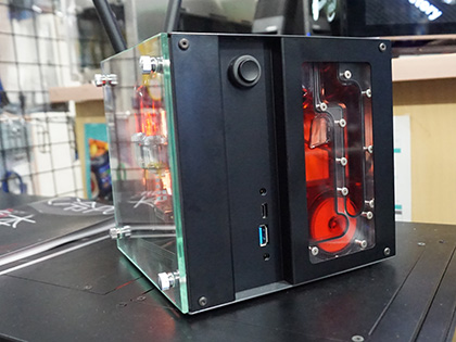 Deskmini A300ベース　デスクトップPC Ryzen向け小型PCキット「DeskMini A300」ベースの水冷PCが展示中