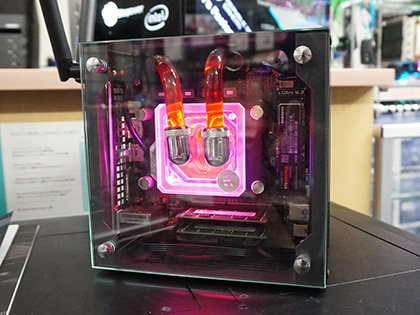 Deskmini A300ベース　デスクトップPC Ryzen向け小型PCキット「DeskMini A300」ベースの水冷PCが展示中