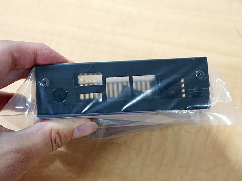WiFiアンテナ用の穴が2つ装備された