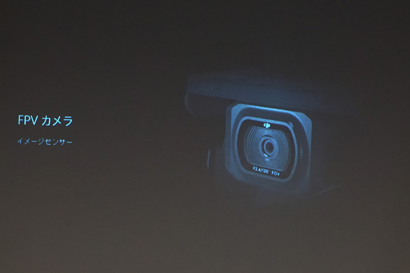 一人称視点での映像をとらえる「FPVカメラ」、動作時のブレを補正する「メカニカルジンバル」、360℃移動を可能にする「メカナムホイール」などを備える。