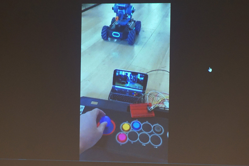 アーケードコントローラーを使用した操作の動画。