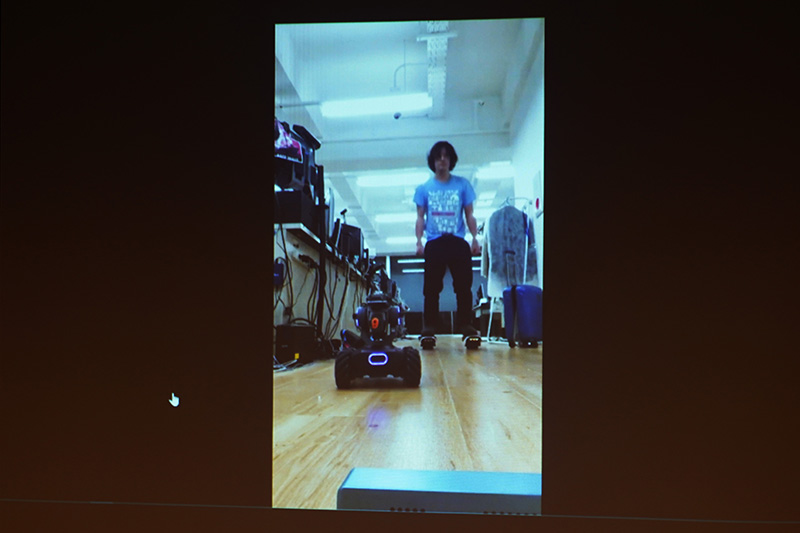 スマートフォンのジャイロ機能を利用して「RoboMaster S1」と一緒に踊る義仁氏。