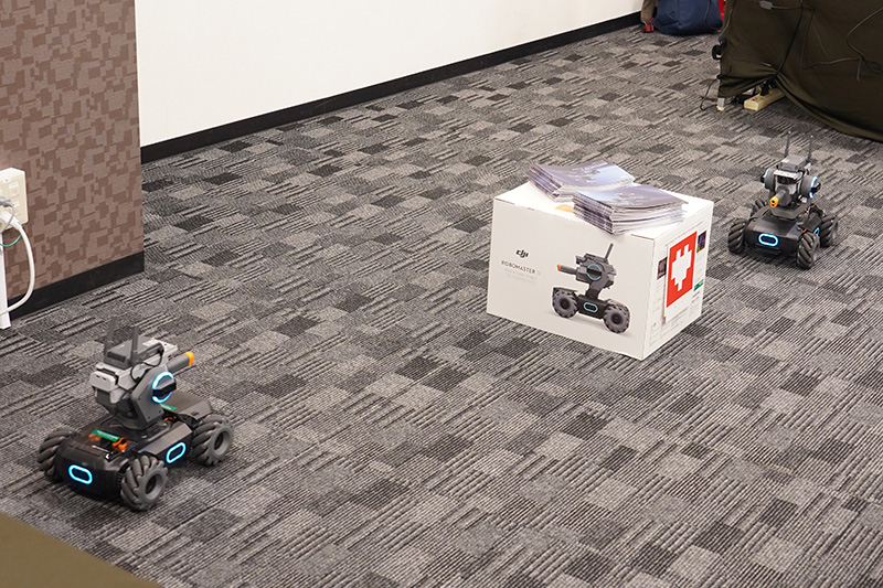 古澤美典氏と来場者の対戦中の様子。中には美典氏に勝利する人も。