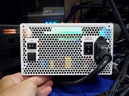 コネクタ部も光る白い電源「LEADEX III GOLD ARGB」が発売、SUPER