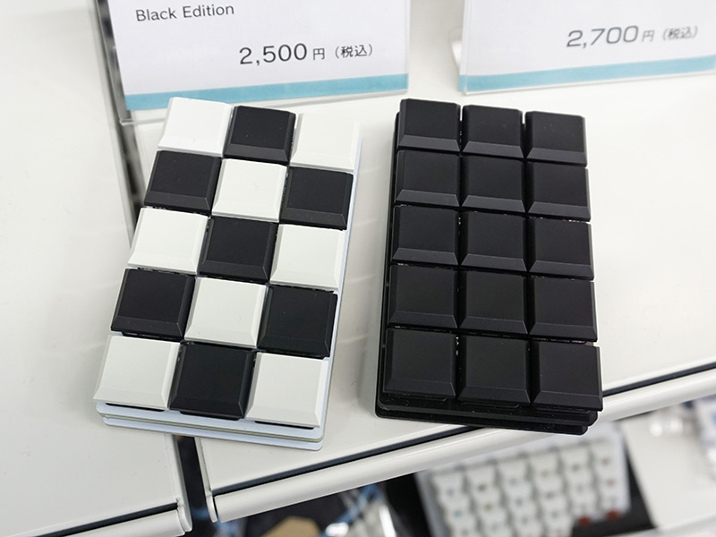 通常モデルとの比較（写真右がBlack Edition）