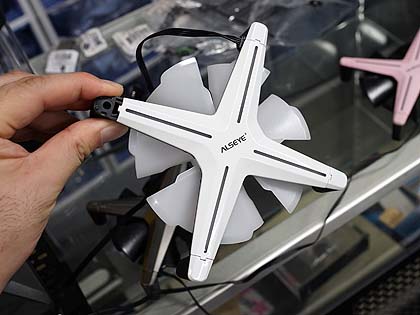 X字の独自フレームを採用した12cmファンがALSEYEから、3個パックで実売