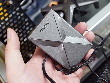 X字の独自フレームを採用した12cmファンがALSEYEから、3個パックで実売