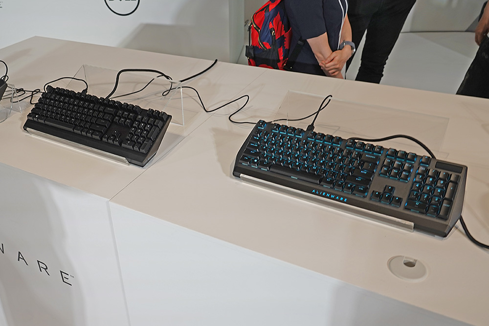 低背タイプのゲーミングキーボード「AW510K」とスタンダードタイプの「AW310K」。