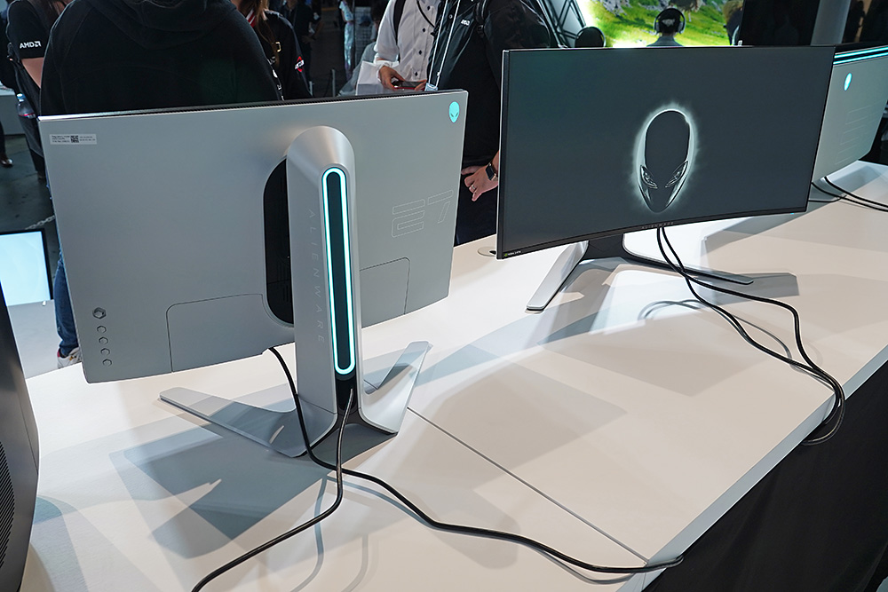 34インチでWQHDの曲面液晶ディスプレイ「AW3420DW」と27インチで240Hz対応の「AW2720HF」。