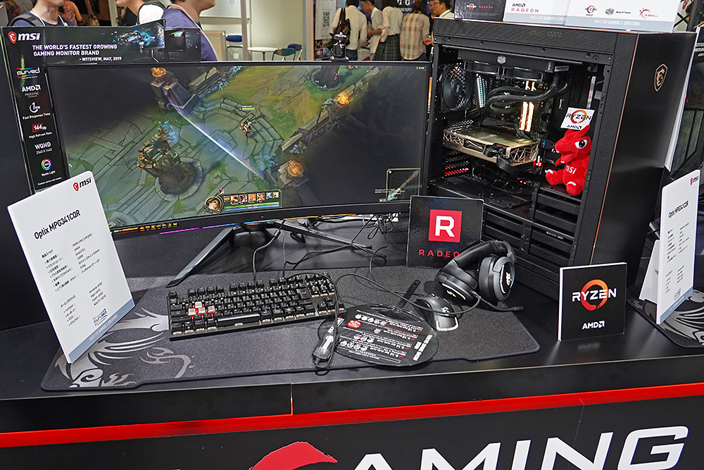 「金」をコンセプトに製作されたゲームデモ用のPC。
