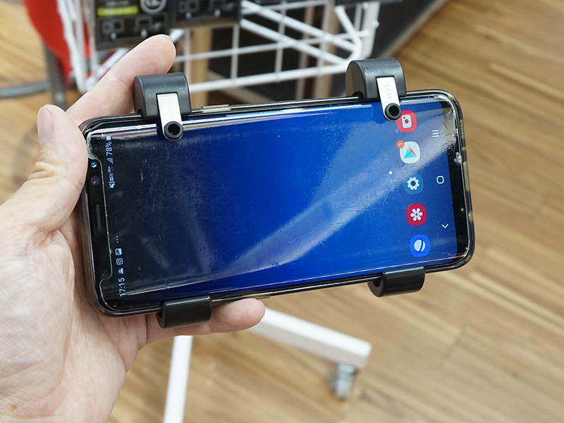 スマートフォンへの取り付け例(中央部にある黒い突起物は固定用ネジ)