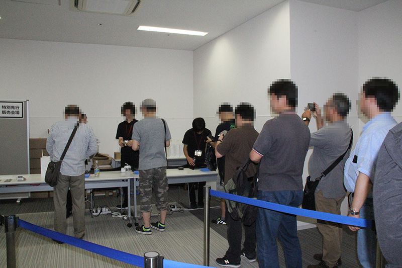 12時の開場と同時に、「PasocomMini PC-8001」を買い求める行列ができた。その最後尾は、外の非常階段までに及んだ