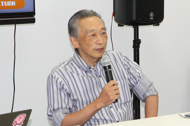 ゲストの芸夢狂人氏。今日は、三津原所長にお土産としてフロッピーディスクを持参してきた