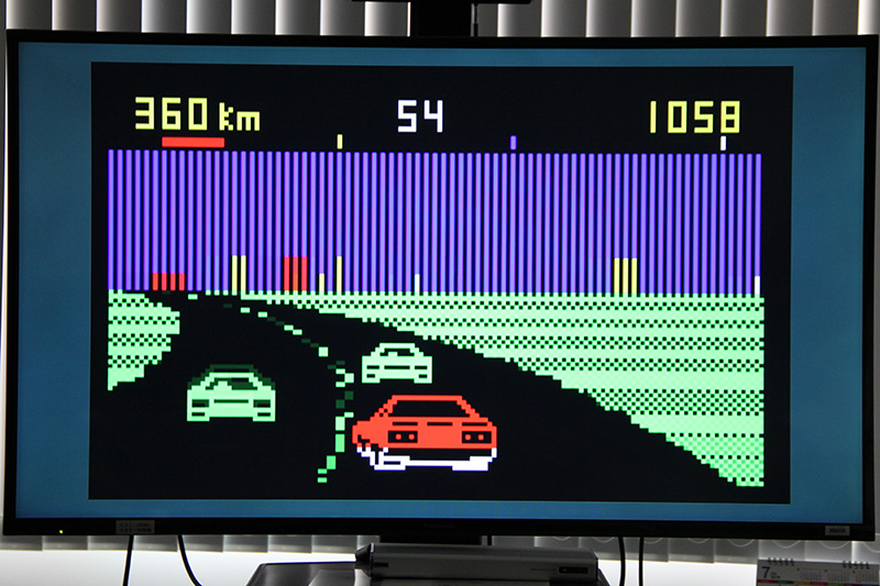 PC-8001とは思えない、滑らかな動きを見せてくれる『走れ！スカイライン』