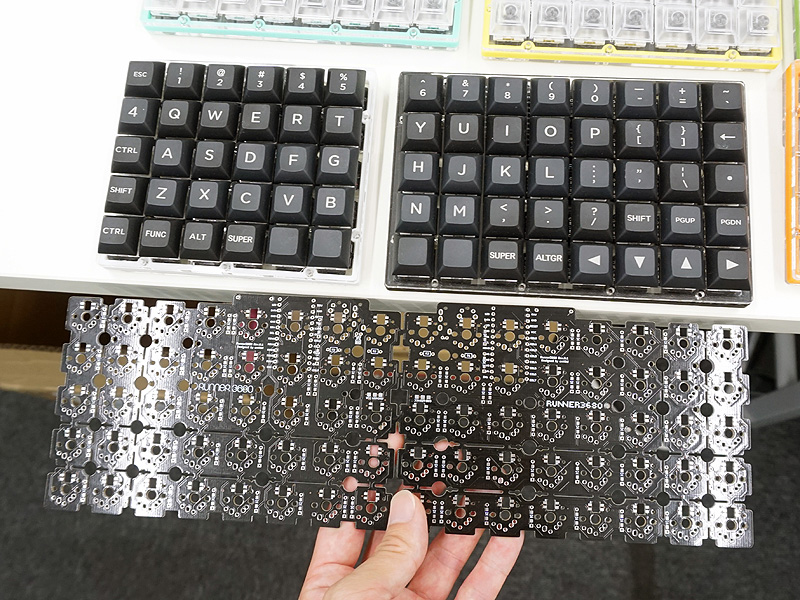 上は完成後のサンプル、下は注文前のRunner3680