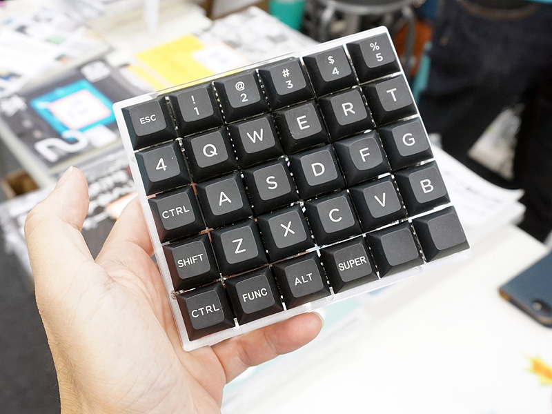 5行×6列の分離型キーボード(左側)のサンプル