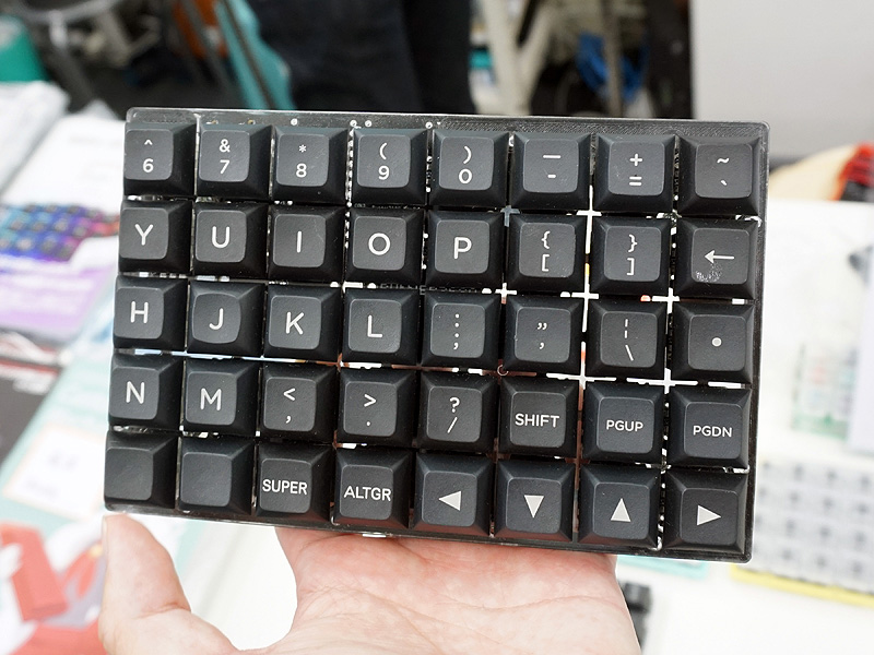5行×8列の分離型キーボード(右側)のサンプル