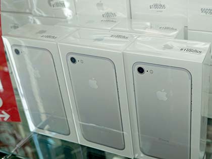 Apple iPhone 7 2台セット iPhone 7が税込39,800円、未使用品が大量入荷！ （取材中に見つけた