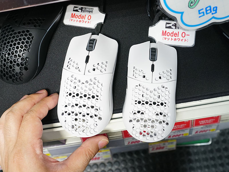 Model O(写真左)との比較(表面)